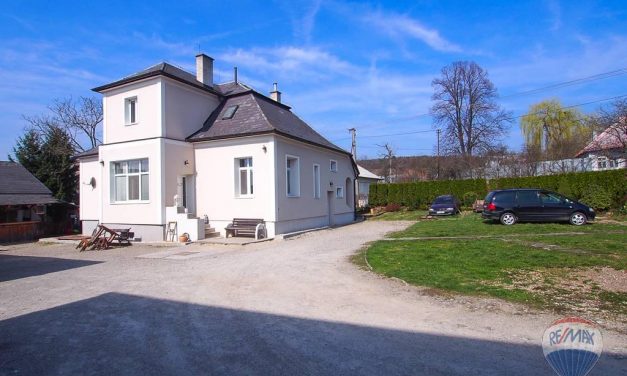 Na predaj zrekonštruovaná dvojgeneračná rodinná vilu s hostincom, 2013 m2, Pruské